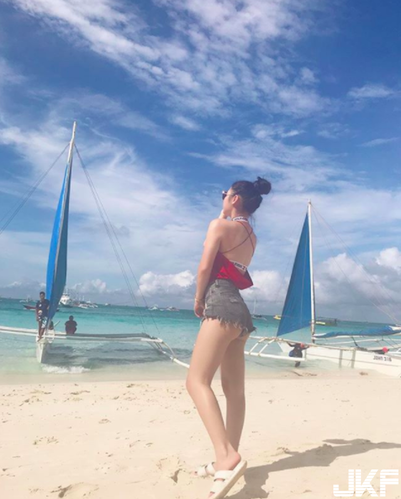 愛吃鬼「大奶妹子」參上！低胸背心「雪白美乳爆出」！整頓飯更好吃啦！