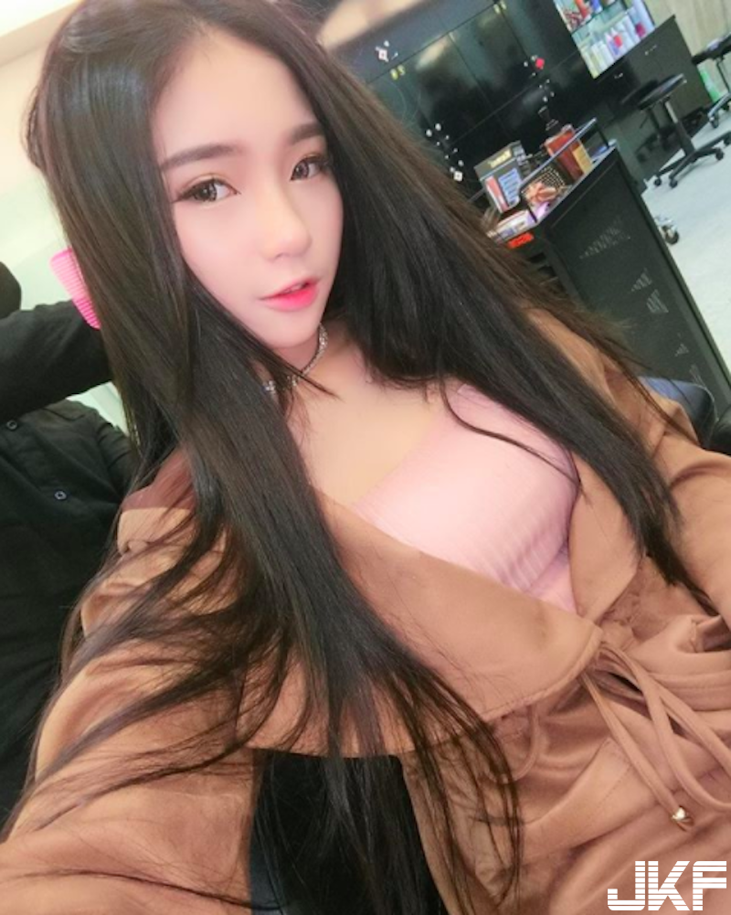 愛吃鬼「大奶妹子」參上！低胸背心「雪白美乳爆出」！整頓飯更好吃啦！