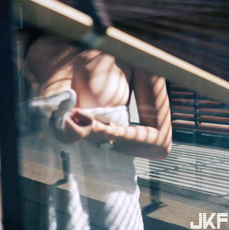 愛吃鬼「大奶妹子」參上！低胸背心「雪白美乳爆出」！整頓飯更好吃啦！