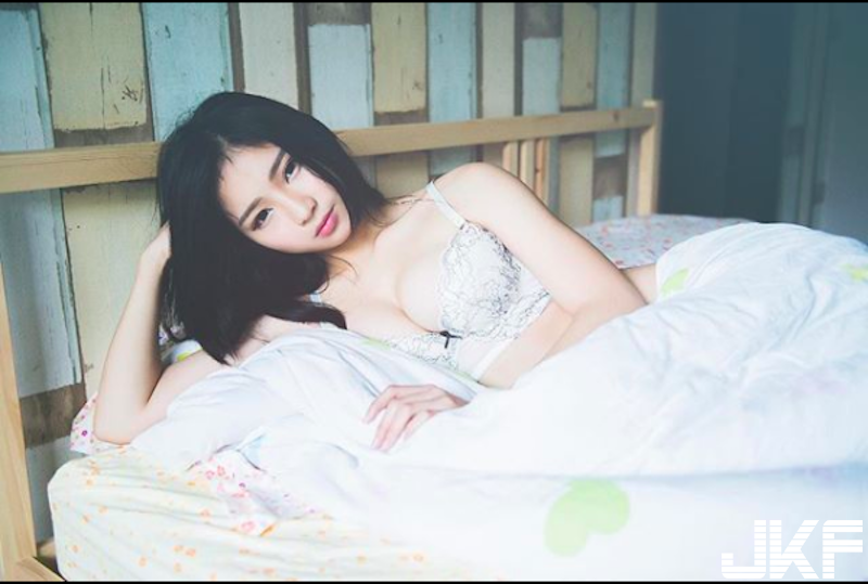 愛吃鬼「大奶妹子」參上！低胸背心「雪白美乳爆出」！整頓飯更好吃啦！