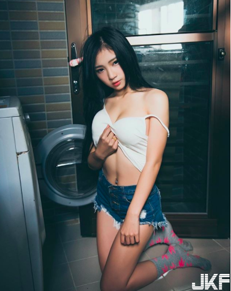 愛吃鬼「大奶妹子」參上！低胸背心「雪白美乳爆出」！整頓飯更好吃啦！