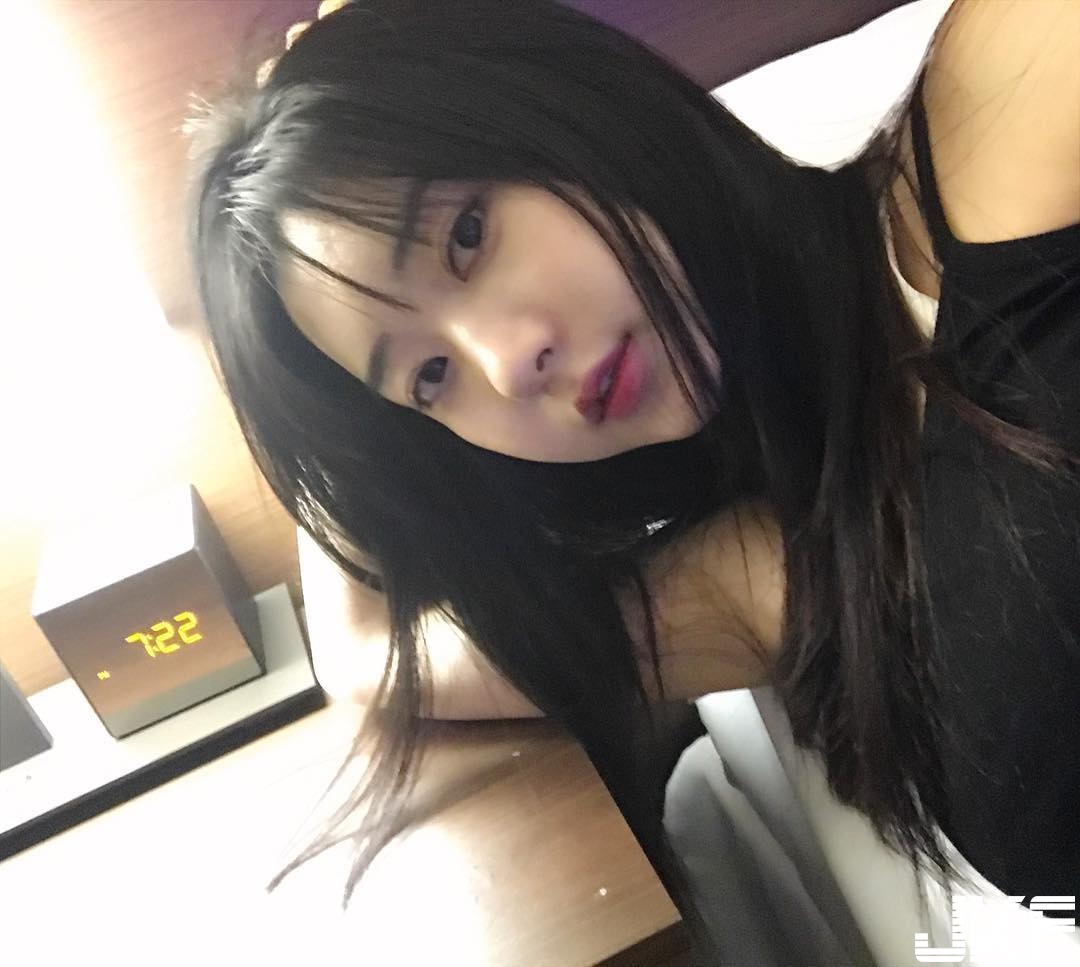 塞不下！正妹動手扯細肩比基尼「大白肉包」快掉出，貼乳畫面太邪惡啦