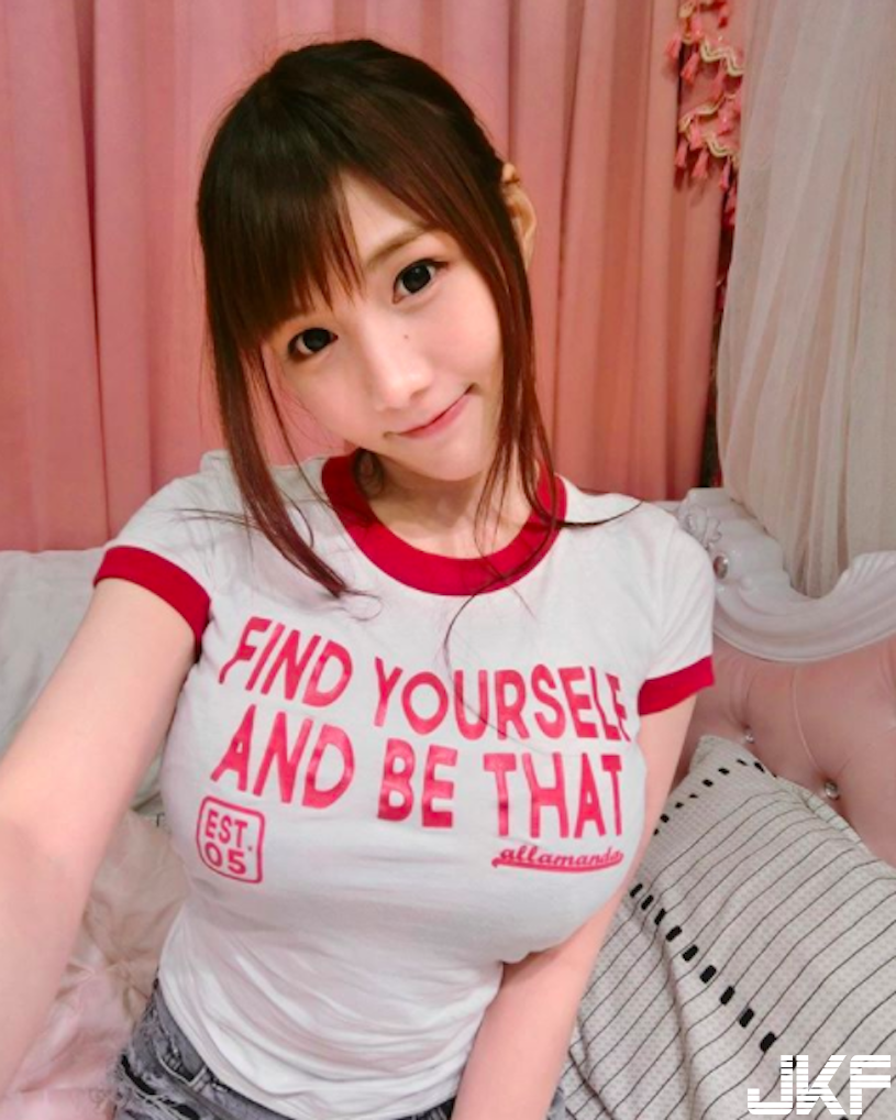 童顏巨乳妹「身材超兇狠」，把胸前的蝙蝠都快撐爆了！