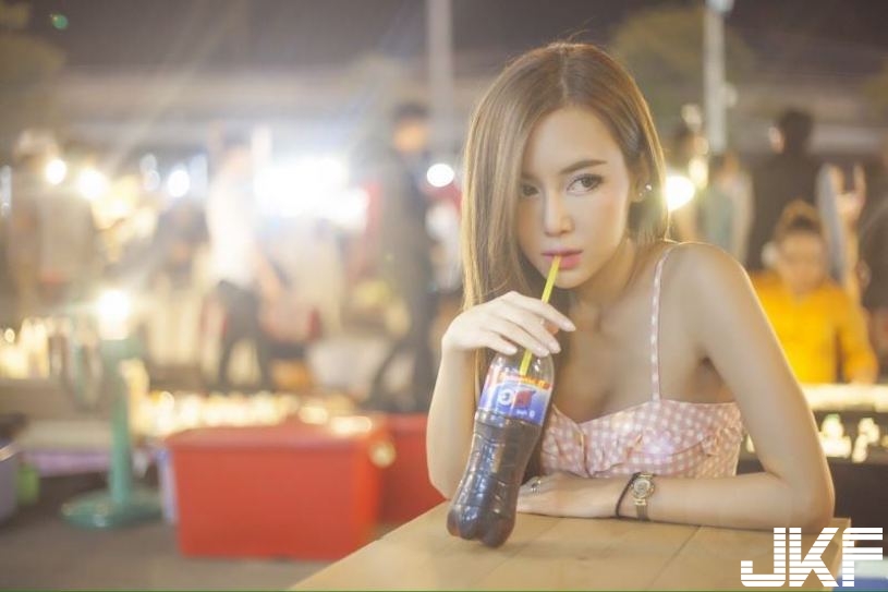 大奶正妹「乳壓貓咪」好邪惡！都已經「渾圓飽滿」了還要吃生蠔補身體！