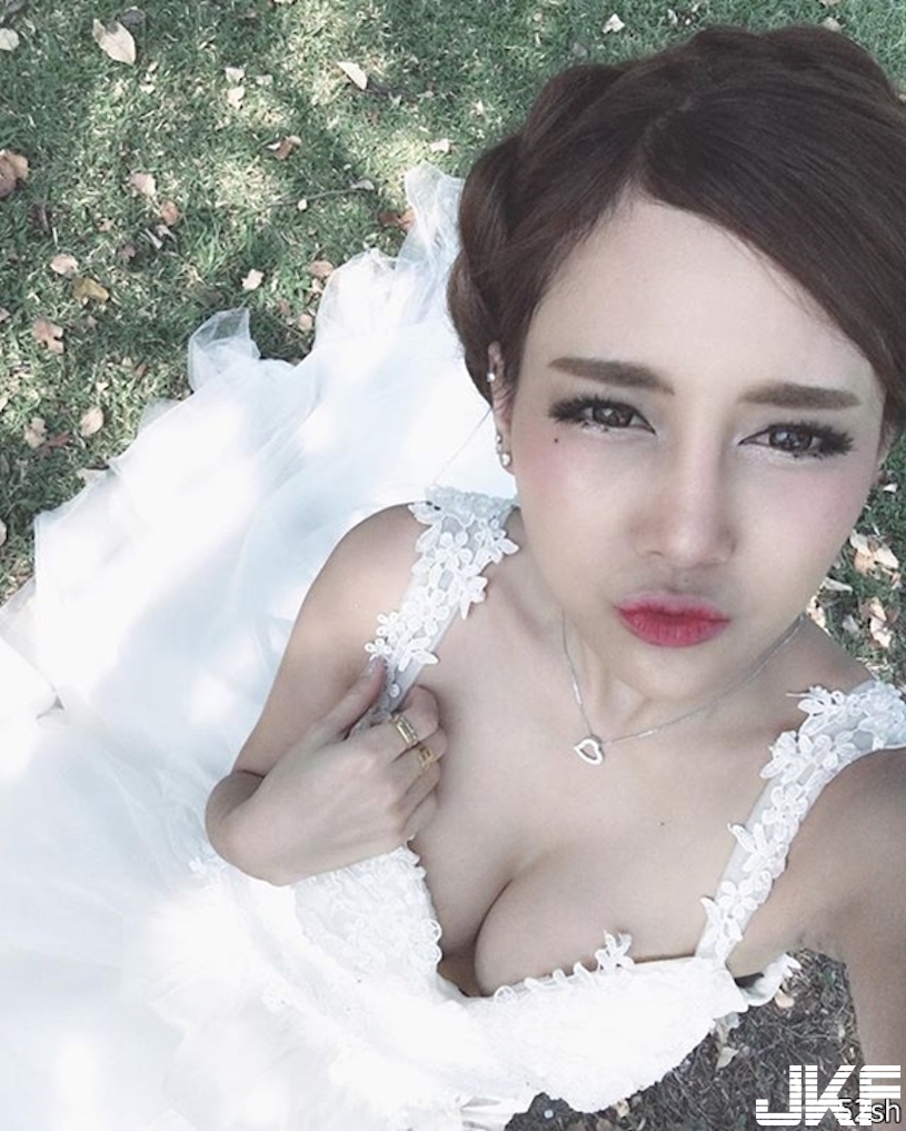 大奶正妹「乳壓貓咪」好邪惡！都已經「渾圓飽滿」了還要吃生蠔補身體！