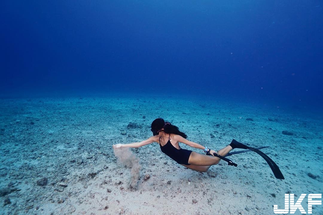 性感身材加上最美微笑！「台藝大美人魚」熱愛潛水，大海中的完美焦點！