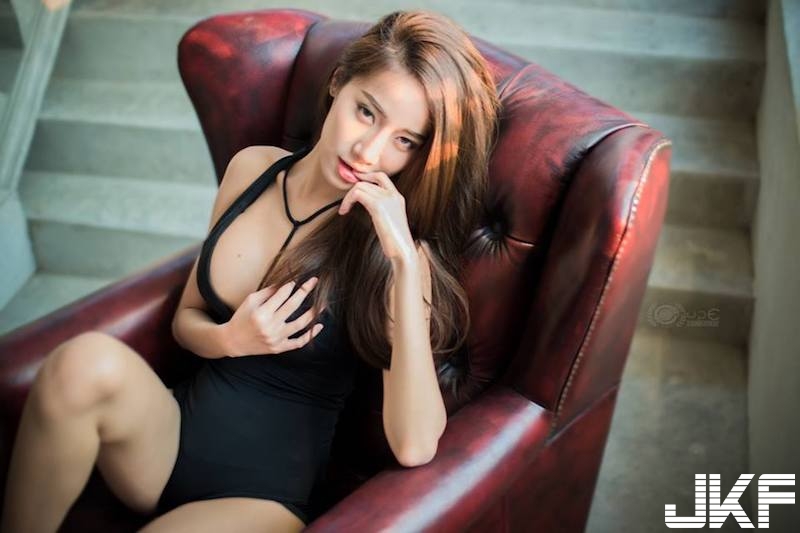 進來坐坐！「極品美乳妹」中路開開！火辣連身裝「渾圓飽滿」一覽無遺！