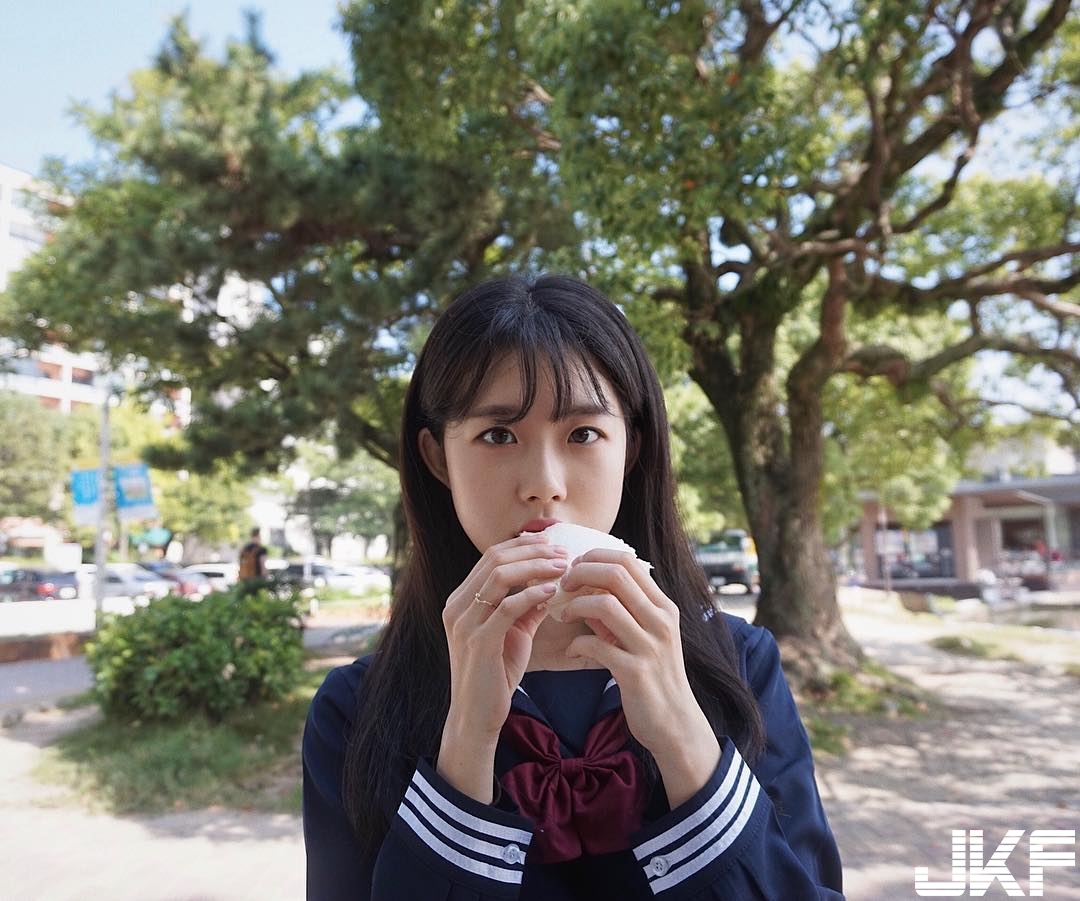 陽光少女起床伸懶腰！超短褲大露「逆天長腿」又白又嫩露出，讓人戀愛啦