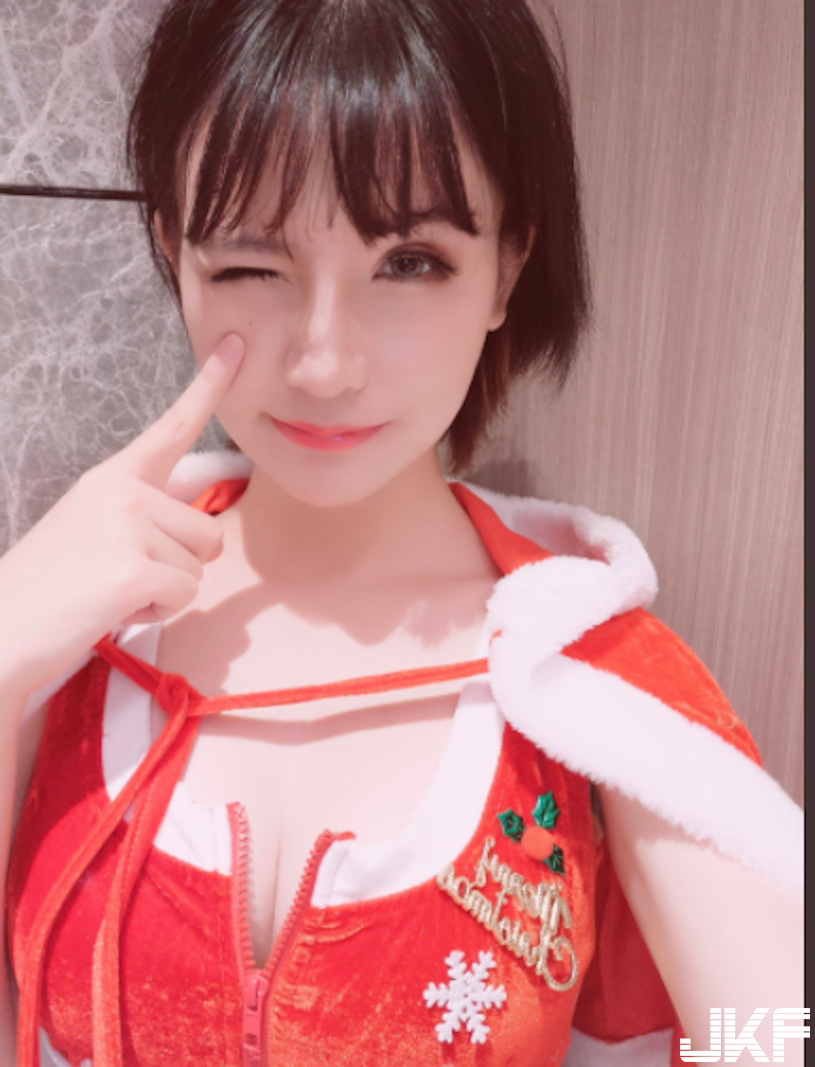 太大了！超狂正妹「用巨乳打電腦」，傳送門裡還有「驚人大長輩照」！