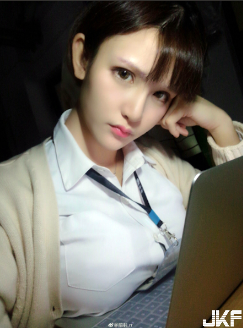 太大了！超狂正妹「用巨乳打電腦」，傳送門裡還有「驚人大長輩照」！