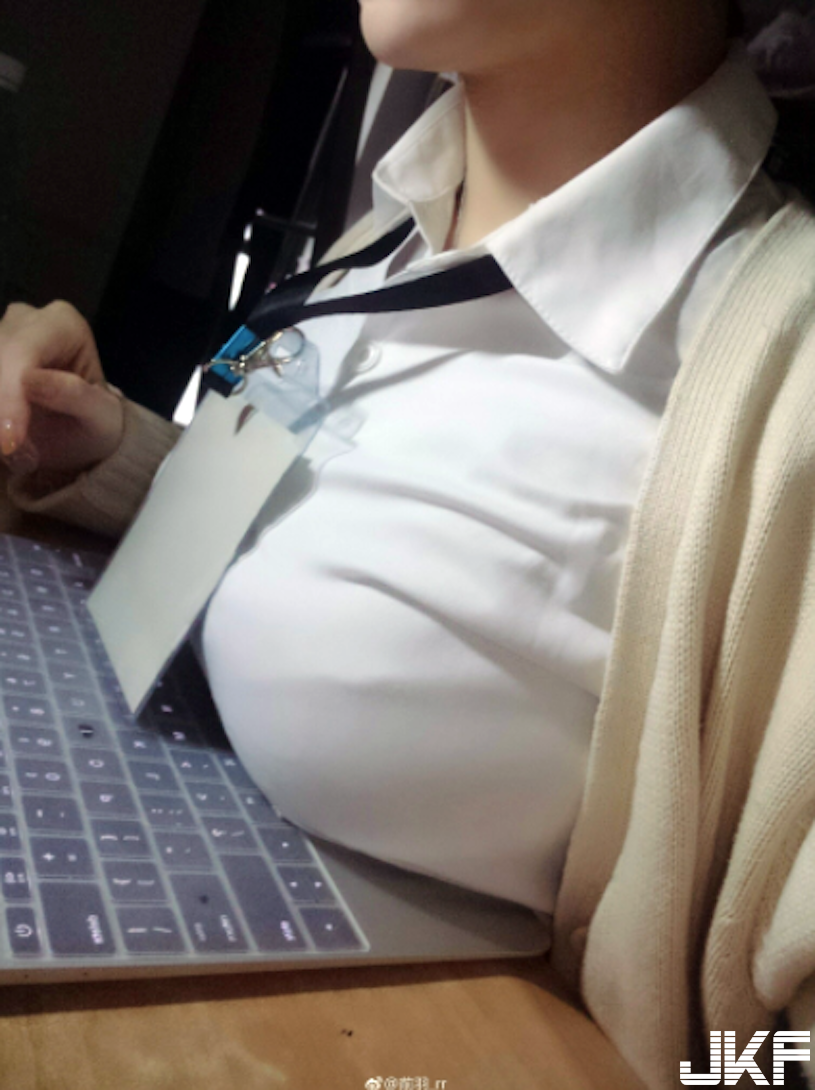 太大了！超狂正妹「用巨乳打電腦」，傳送門裡還有「驚人大長輩照」！