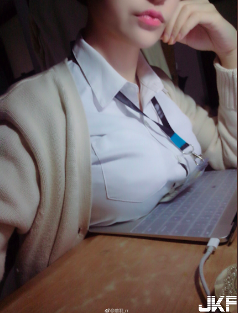 太大了！超狂正妹「用巨乳打電腦」，傳送門裡還有「驚人大長輩照」！