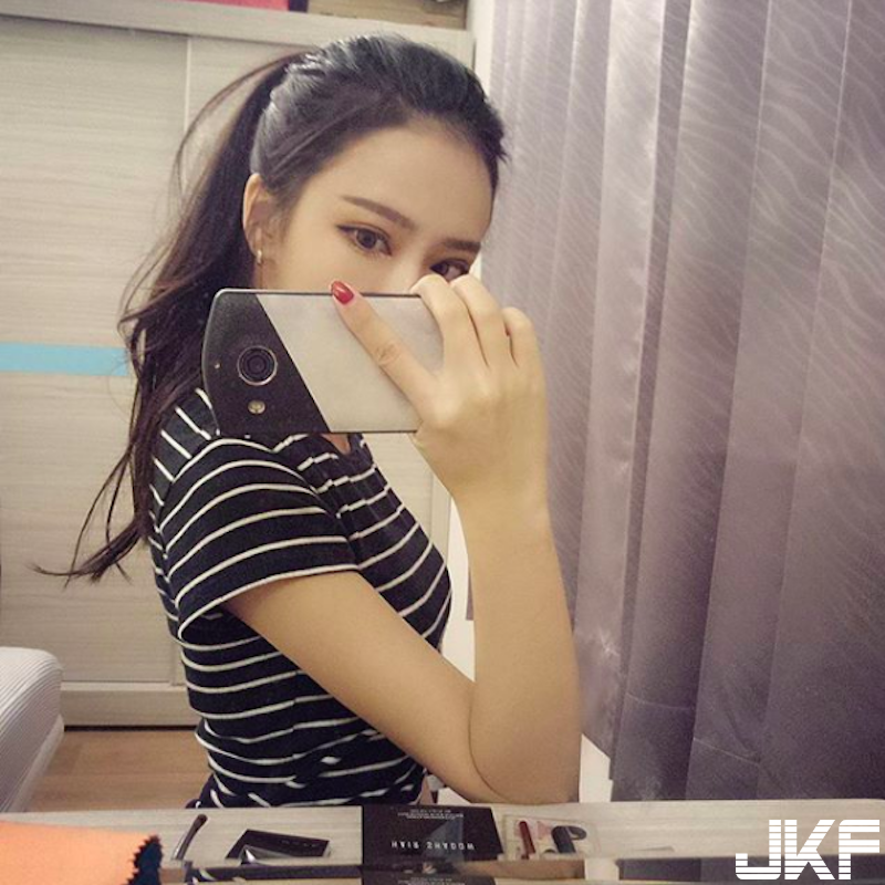 「氣質長髮妹」緊身洋裝好撩人！「圓潤美乳」＋修長美腿真的太犯規啦！