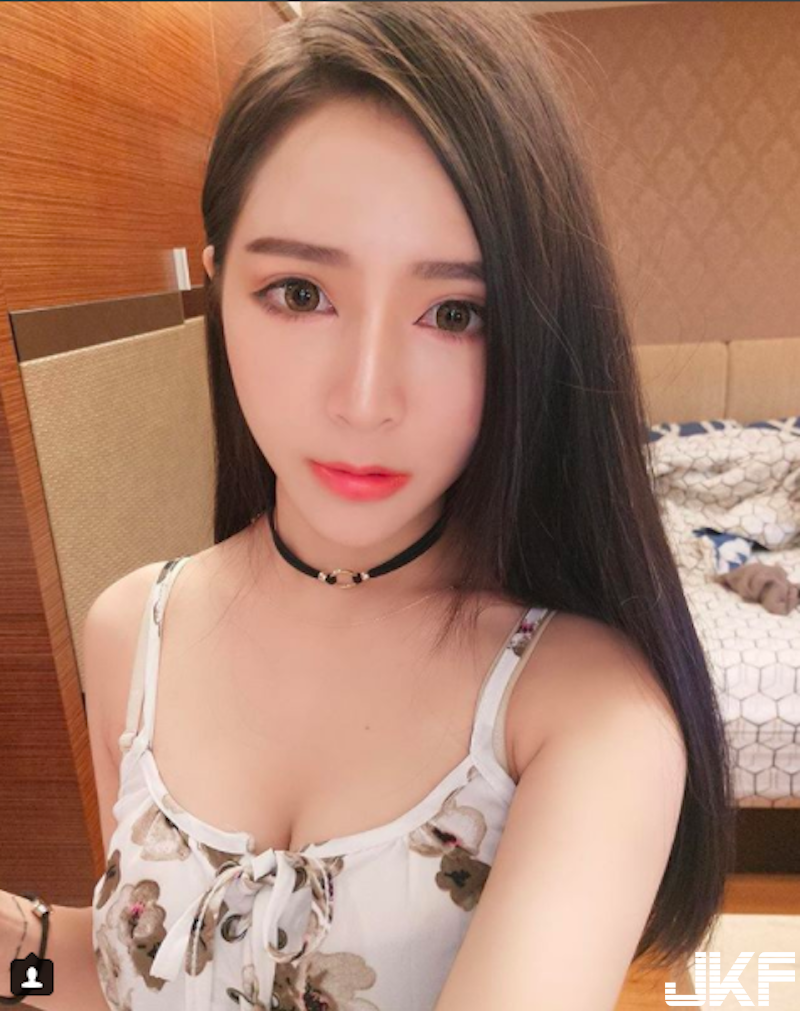 「氣質長髮妹」緊身洋裝好撩人！「圓潤美乳」＋修長美腿真的太犯規啦！