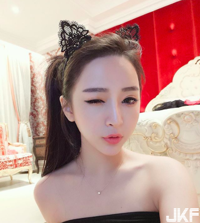 「氣質長髮妹」緊身洋裝好撩人！「圓潤美乳」＋修長美腿真的太犯規啦！