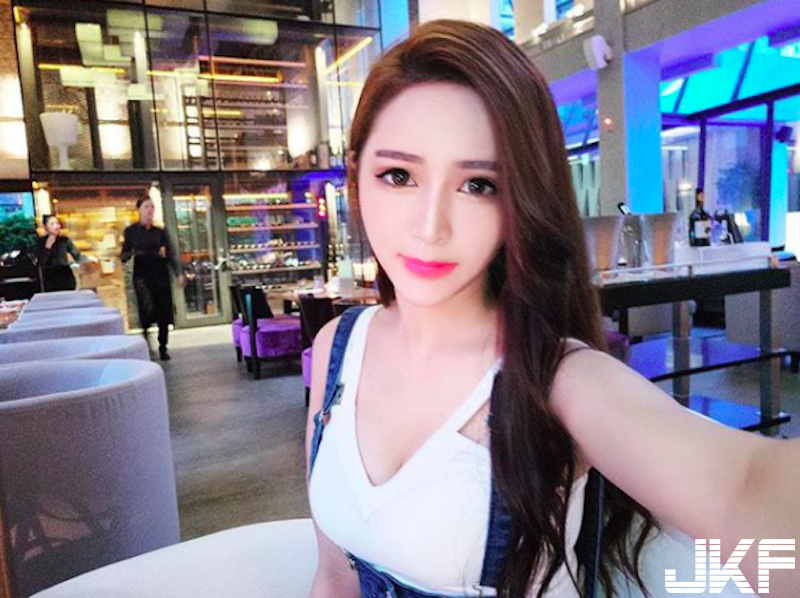 「氣質長髮妹」緊身洋裝好撩人！「圓潤美乳」＋修長美腿真的太犯規啦！