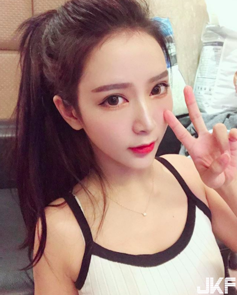 「氣質長髮妹」緊身洋裝好撩人！「圓潤美乳」＋修長美腿真的太犯規啦！