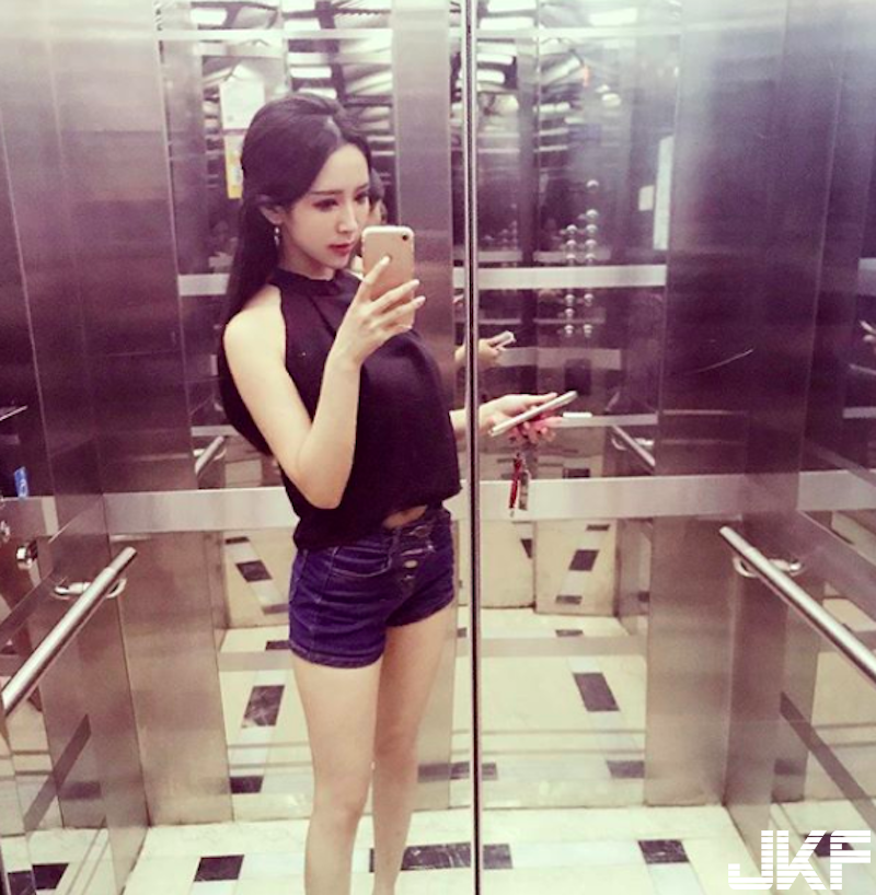 「氣質長髮妹」緊身洋裝好撩人！「圓潤美乳」＋修長美腿真的太犯規啦！