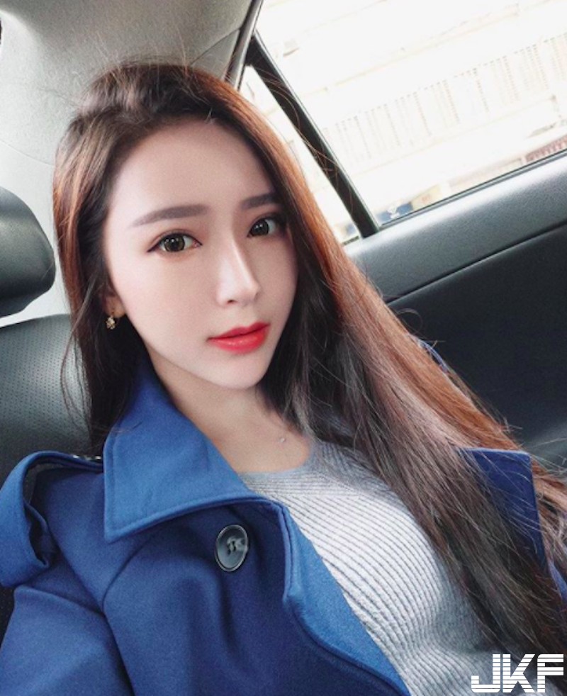 「氣質長髮妹」緊身洋裝好撩人！「圓潤美乳」＋修長美腿真的太犯規啦！