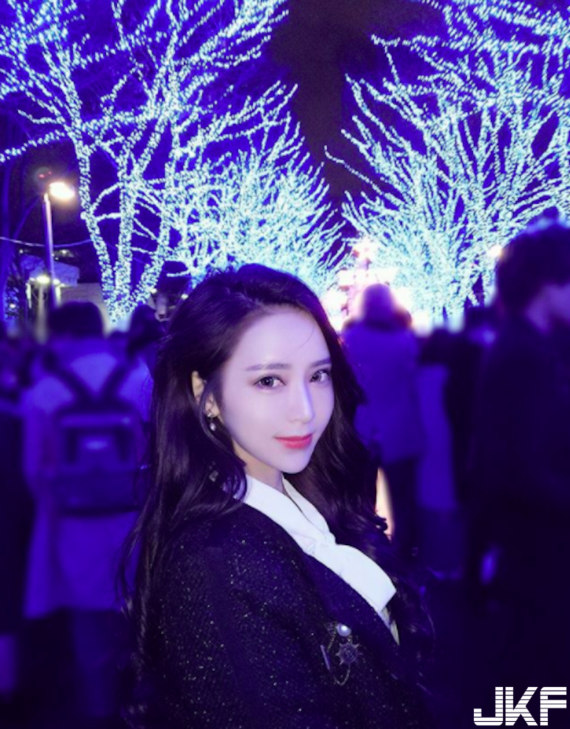 「氣質長髮妹」緊身洋裝好撩人！「圓潤美乳」＋修長美腿真的太犯規啦！