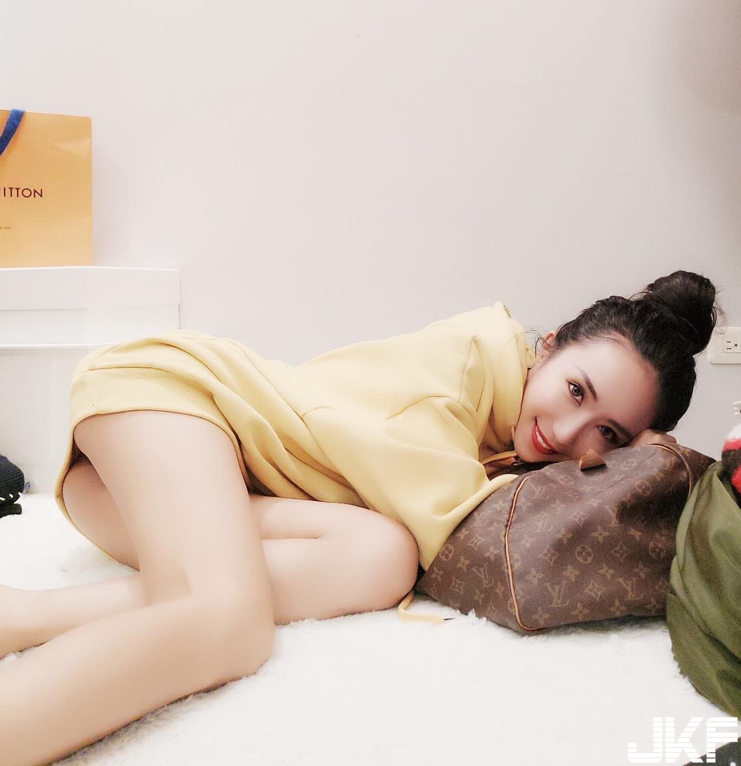 正妹深夜曬超火辣「極品美臀」！各種居家誘人視角讓人睡不著！