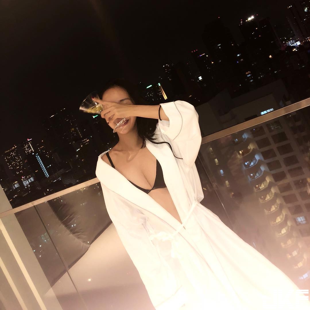 正妹深夜曬超火辣「極品美臀」！各種居家誘人視角讓人睡不著！