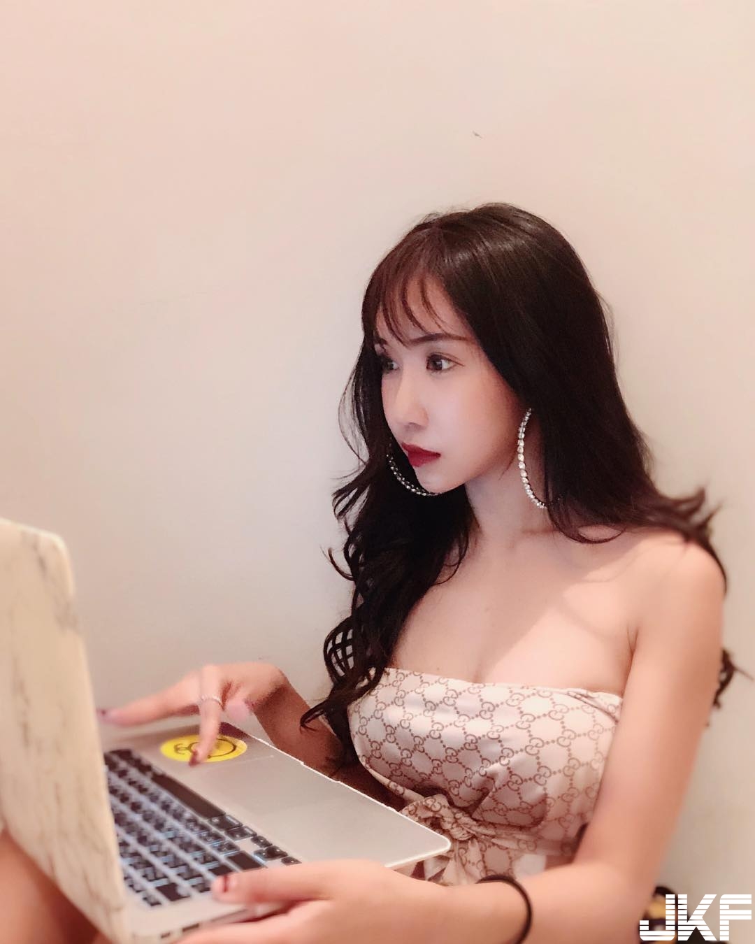 正妹深夜曬超火辣「極品美臀」！各種居家誘人視角讓人睡不著！