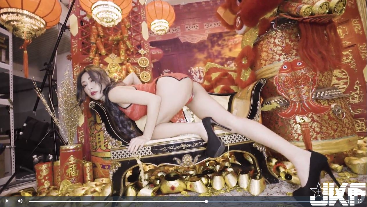 過激畫面！「女神唐琦琦」開衩旗袍大秀逆天美腿，小丁緊勒蜜桃臀性感上架