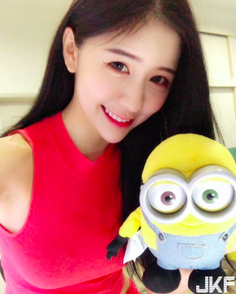 超可愛！「白皙圓乳妹」海邊曬長輩！胸前「車頭燈」比外面的太陽還亮啊！