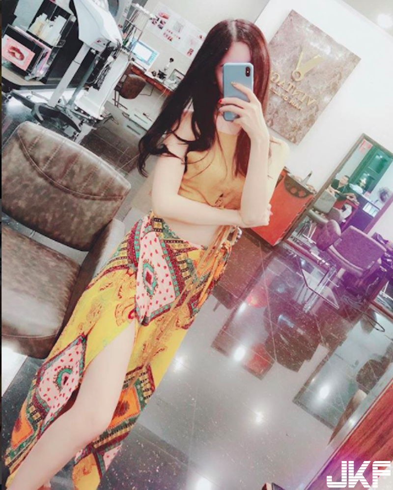 超可愛！「白皙圓乳妹」海邊曬長輩！胸前「車頭燈」比外面的太陽還亮啊！