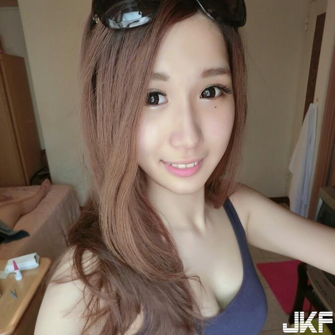 Belle Xie 大方露出深V美胸 讓人喜愛 - 素人正妹 -