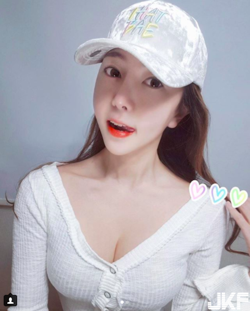 「乳球水中漂」好兇猛！長髮正妹泳池大秀「性感身材」！濕搭搭的畫面太誘惑啦！