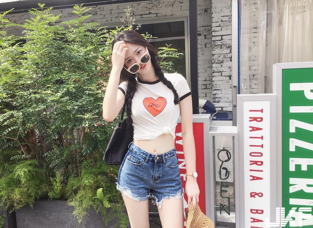 笑容超清甜「美乳空姐」！出國曬「深V事業線」，白皙嫩乳超飽滿！