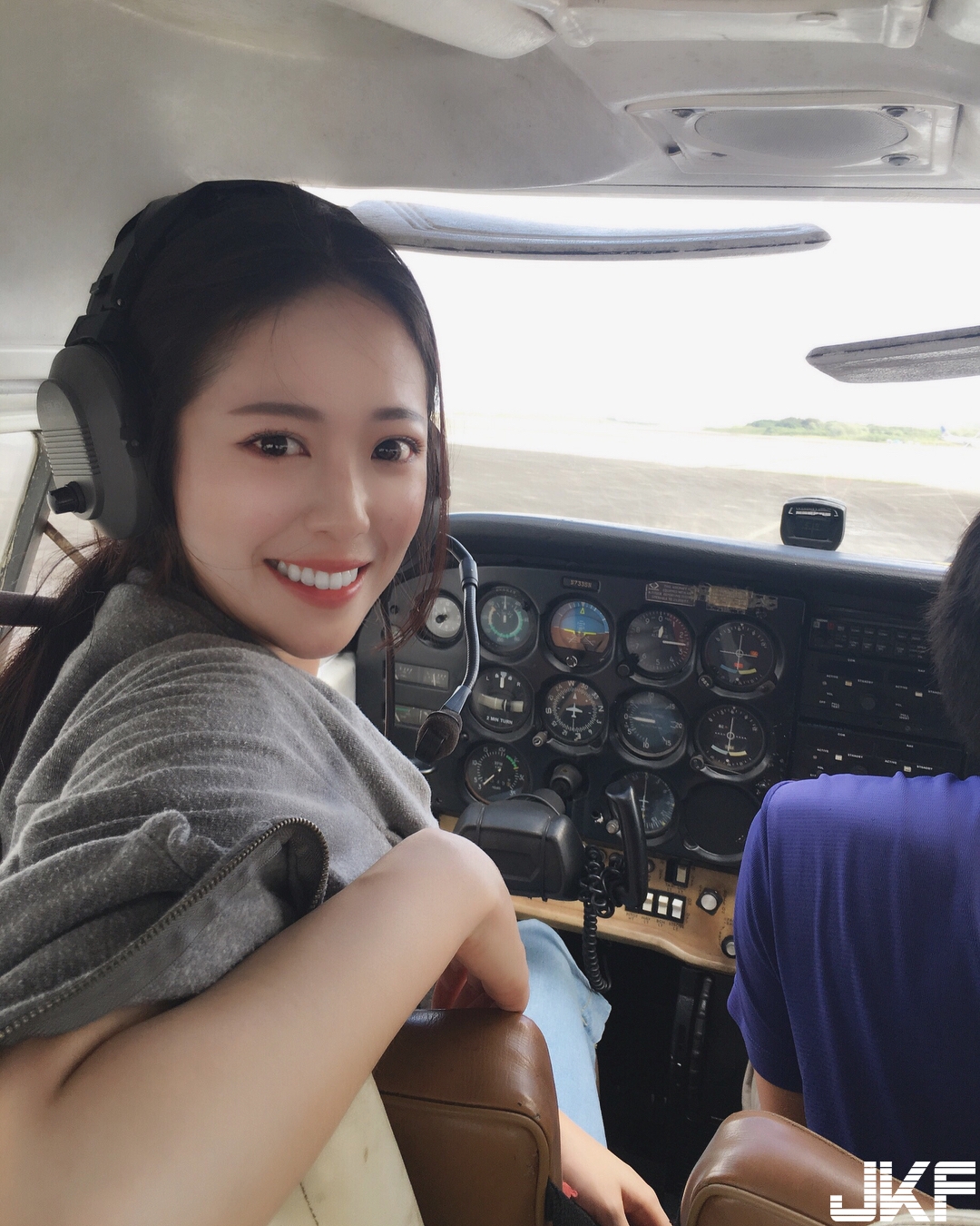 笑容超清甜「美乳空姐」！出國曬「深V事業線」，白皙嫩乳超飽滿！