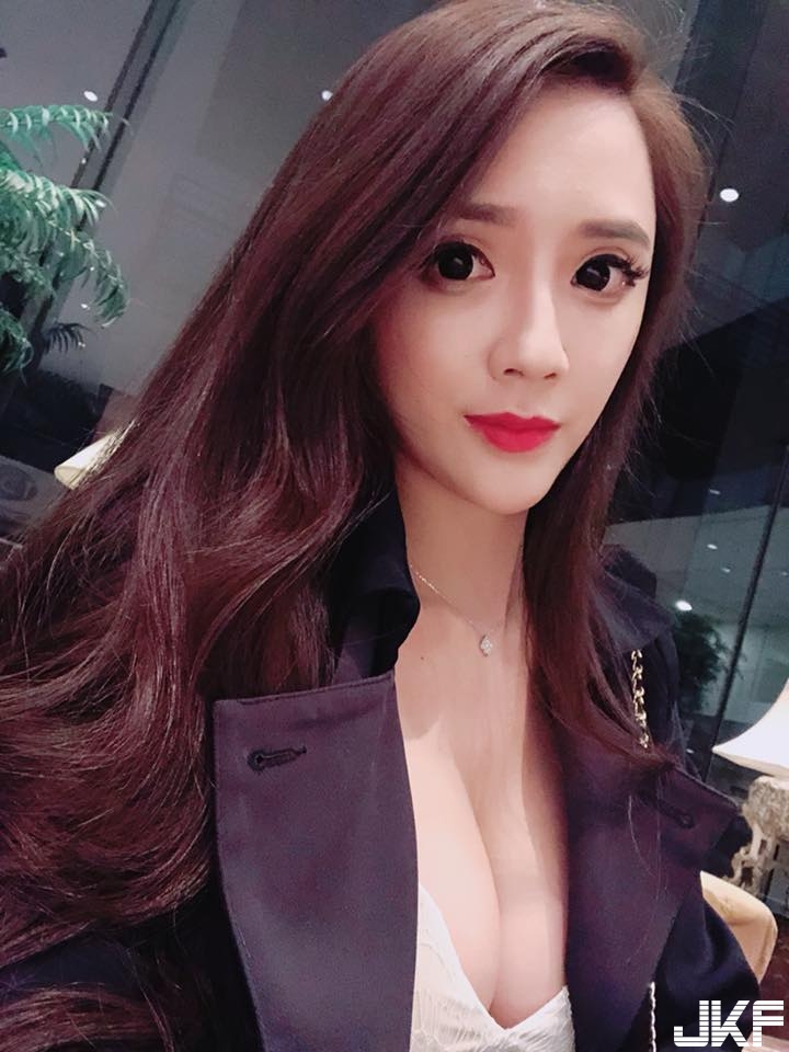 性感丫環「子涵」露出絕美翹臀挑逗眾老爺們　用罩不住的渾圓美乳提早拜年！