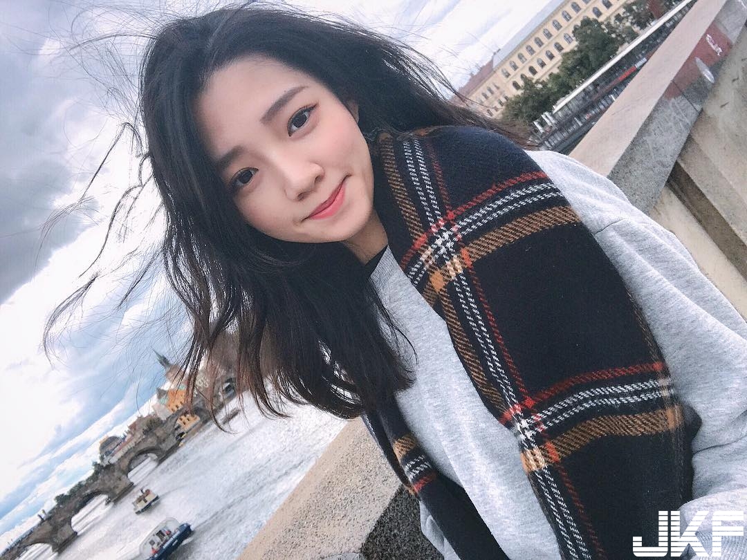 美到國外去！卡達航空台灣空姐「小陳妍希」，精緻五官超吸睛！