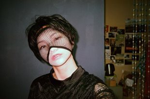 主子忠心護奴才！「性感正妹」上空抱貓皇巧妙遮點，好想跟那隻喵星人換位子啊！