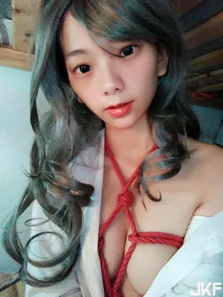 主子忠心護奴才！「性感正妹」上空抱貓皇巧妙遮點，好想跟那隻喵星人換位子啊！