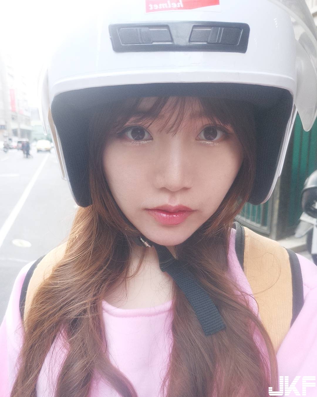 甜美主持人氣質滿分　衣服底下竟然是性感「爆乳身材」！渾圓美乳份量太滿！