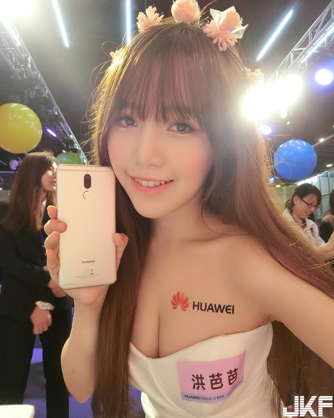 甜美主持人氣質滿分　衣服底下竟然是性感「爆乳身材」！渾圓美乳份量太滿！