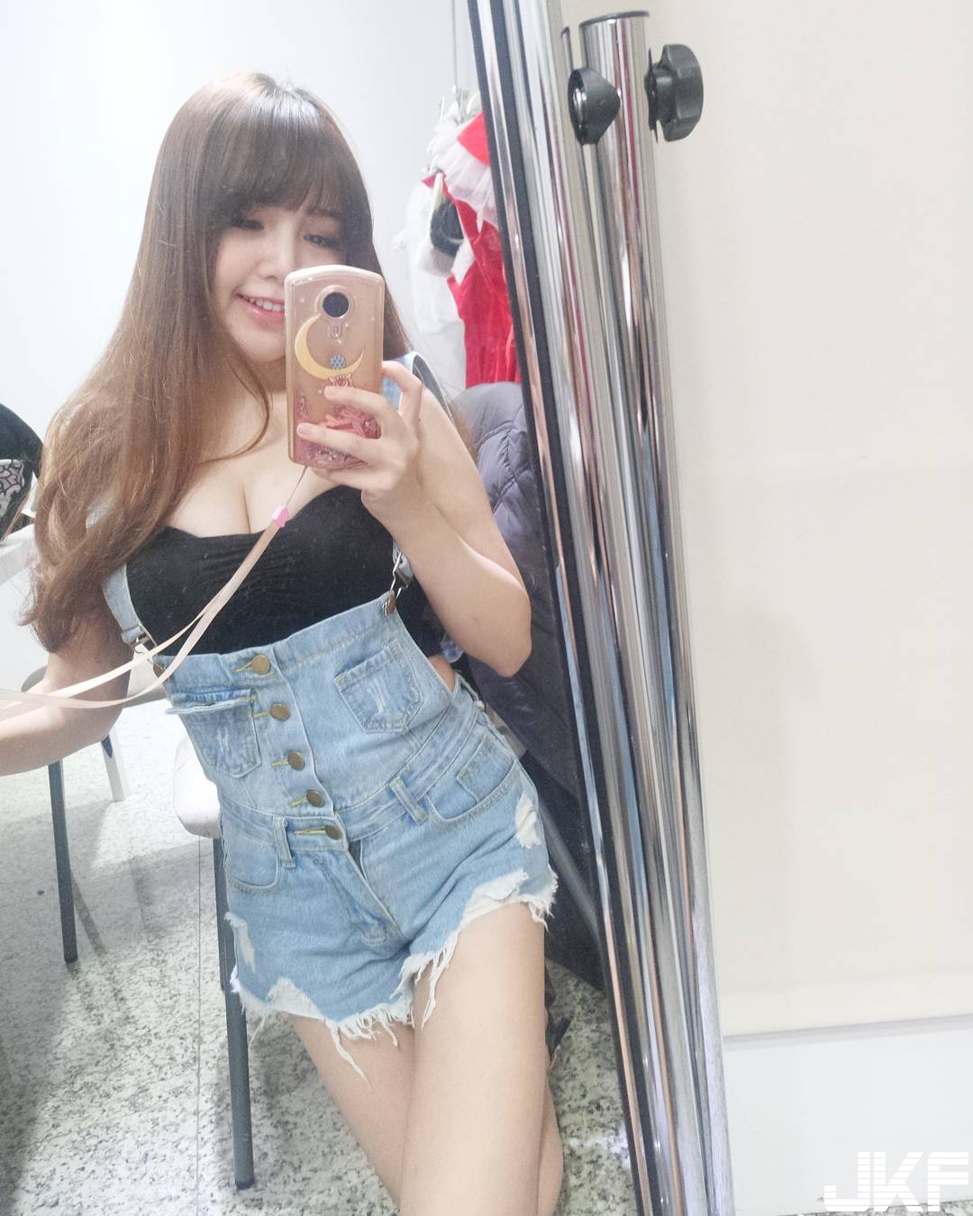 甜美主持人氣質滿分　衣服底下竟然是性感「爆乳身材」！渾圓美乳份量太滿！