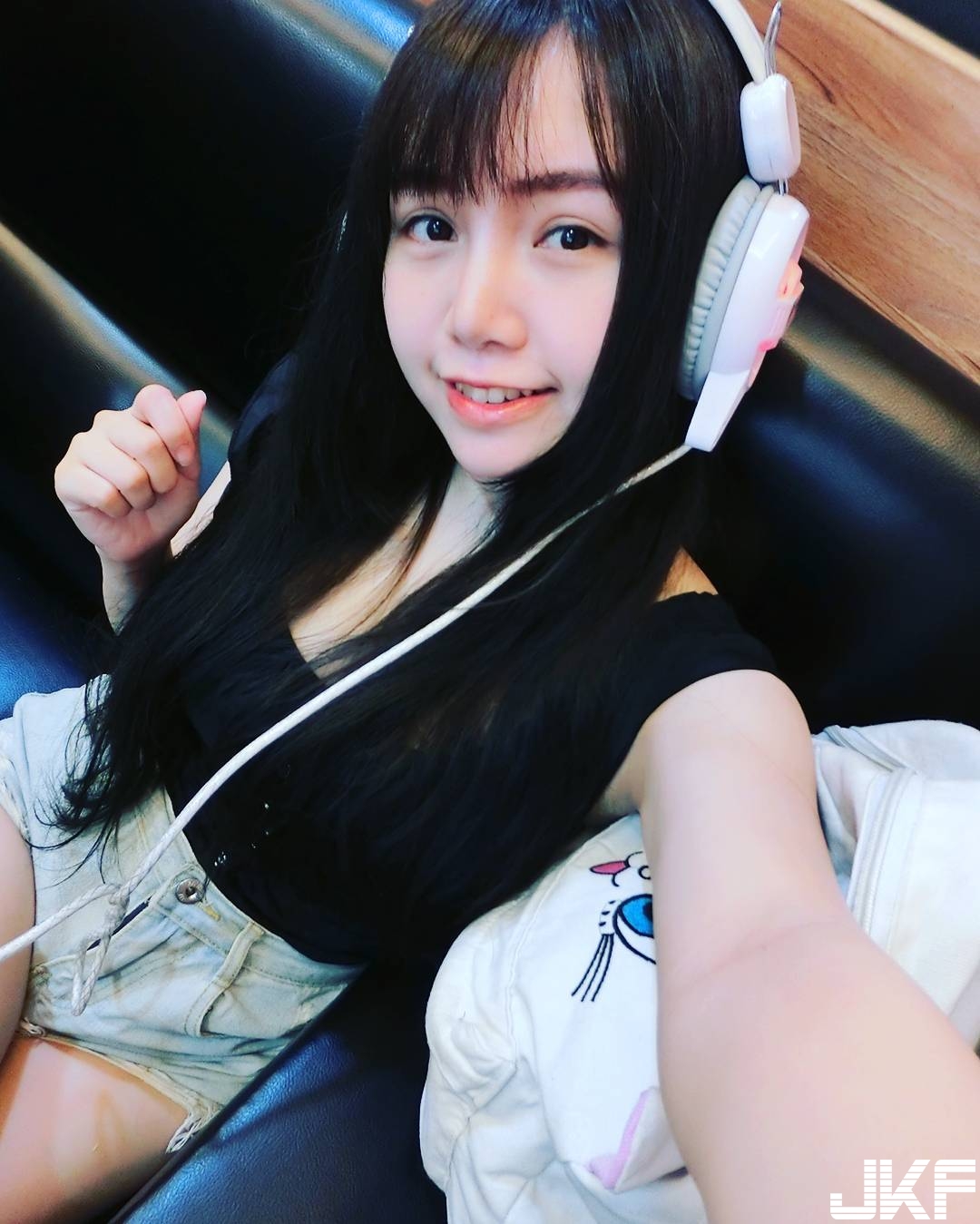 甜美主持人氣質滿分　衣服底下竟然是性感「爆乳身材」！渾圓美乳份量太滿！