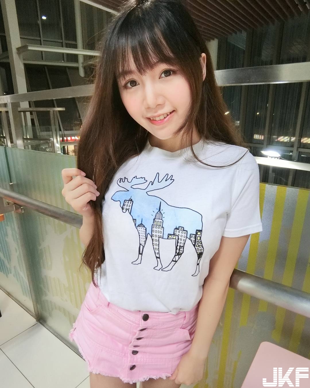 甜美主持人氣質滿分　衣服底下竟然是性感「爆乳身材」！渾圓美乳份量太滿！
