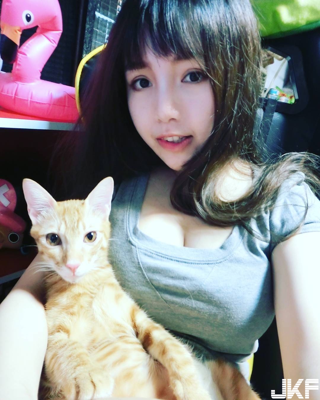 甜美主持人氣質滿分　衣服底下竟然是性感「爆乳身材」！渾圓美乳份量太滿！