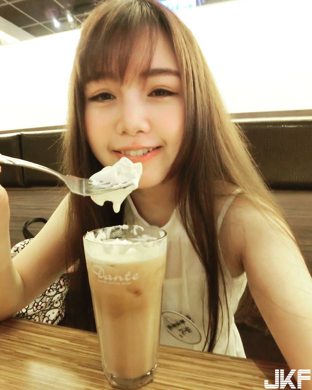 甜美主持人氣質滿分　衣服底下竟然是性感「爆乳身材」！渾圓美乳份量太滿！