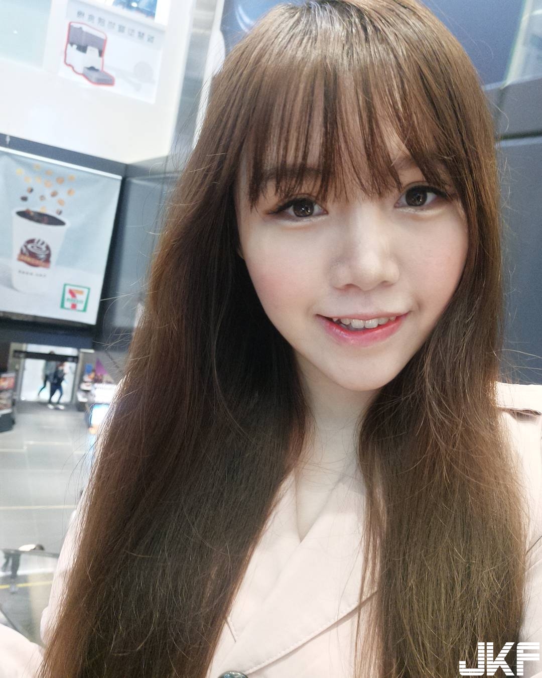 甜美主持人氣質滿分　衣服底下竟然是性感「爆乳身材」！渾圓美乳份量太滿！