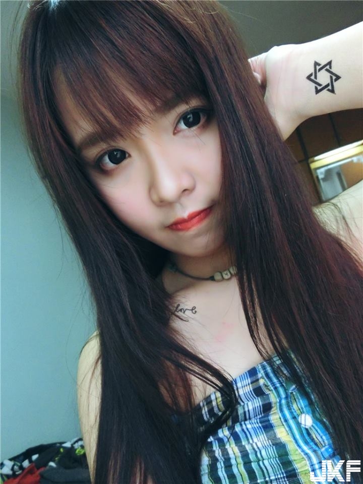 大馬童顏正妹背心下隱藏的「脾氣好兇」！無辜「純真系雙眸」好甜美！