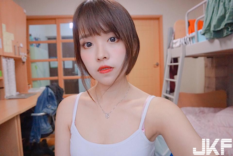 大馬童顏正妹背心下隱藏的「脾氣好兇」！無辜「純真系雙眸」好甜美！