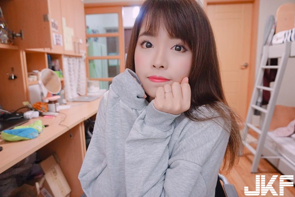 大馬童顏正妹背心下隱藏的「脾氣好兇」！無辜「純真系雙眸」好甜美！