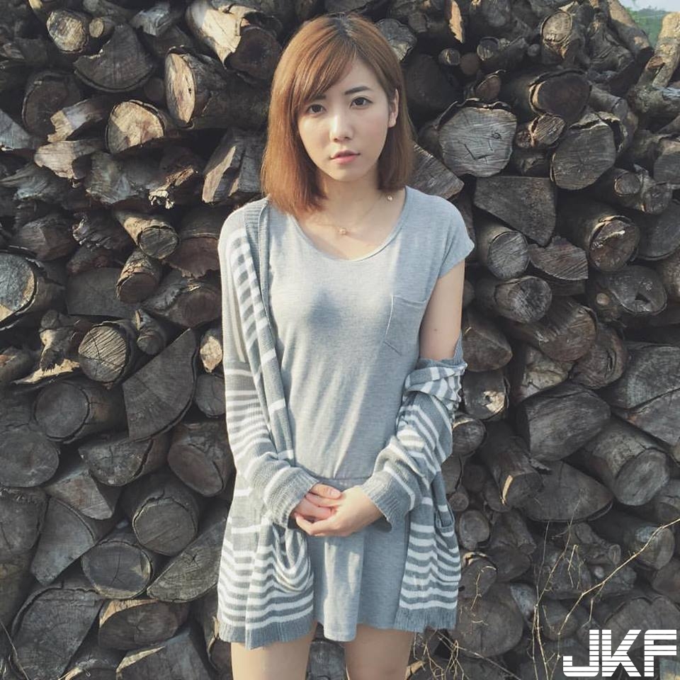 世新出美女！日文系「美乳女學生」身懷胸器，薄紗露嫩乳好害羞！